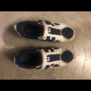 Women’s tennis shoe